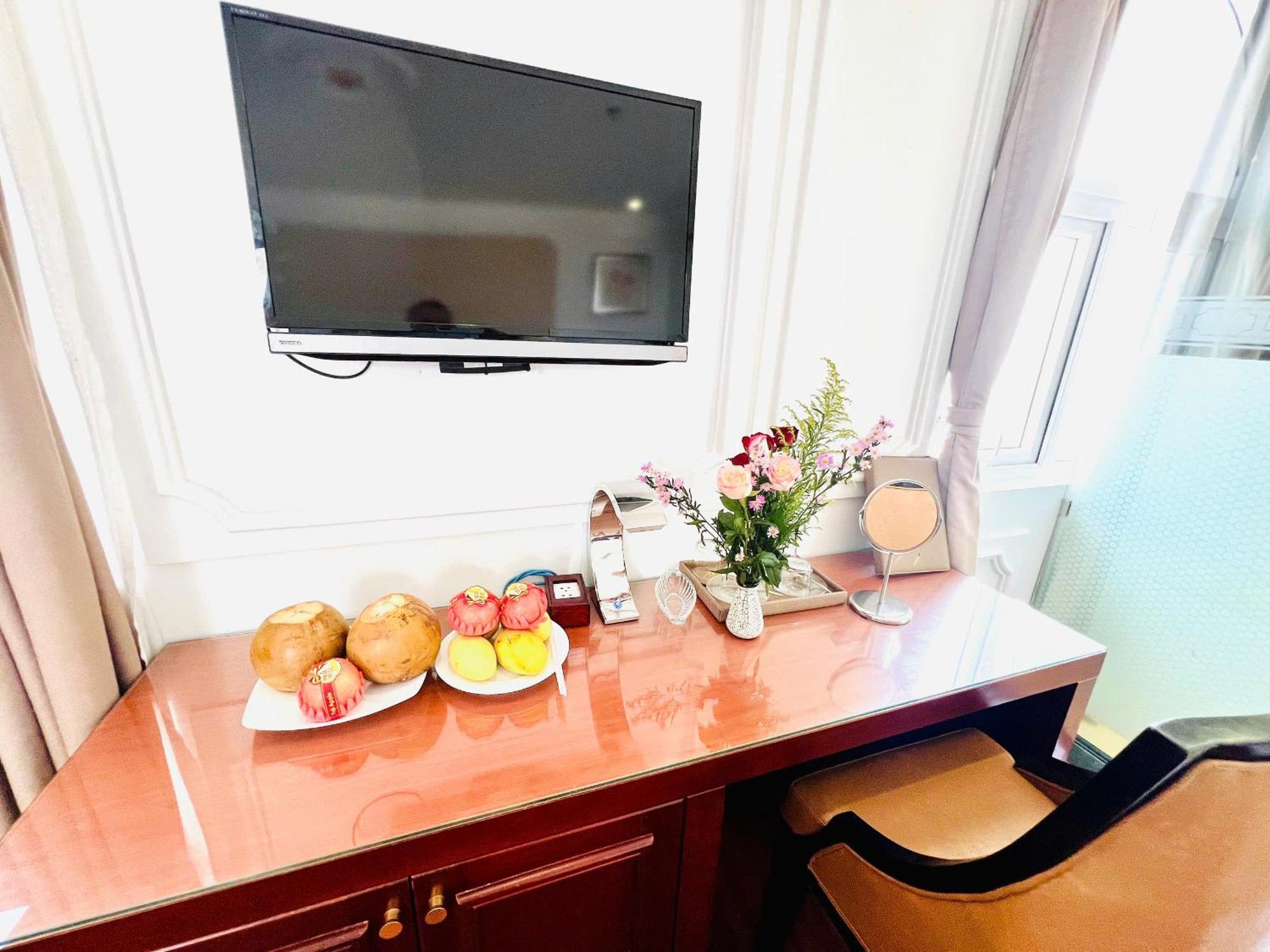 Orange Hotel - Centrally Located Near Dragon Bridge, Han Market, Con Market, And The Cham Museum, Always Friendly, Open 24Hours Welcome Hotel
